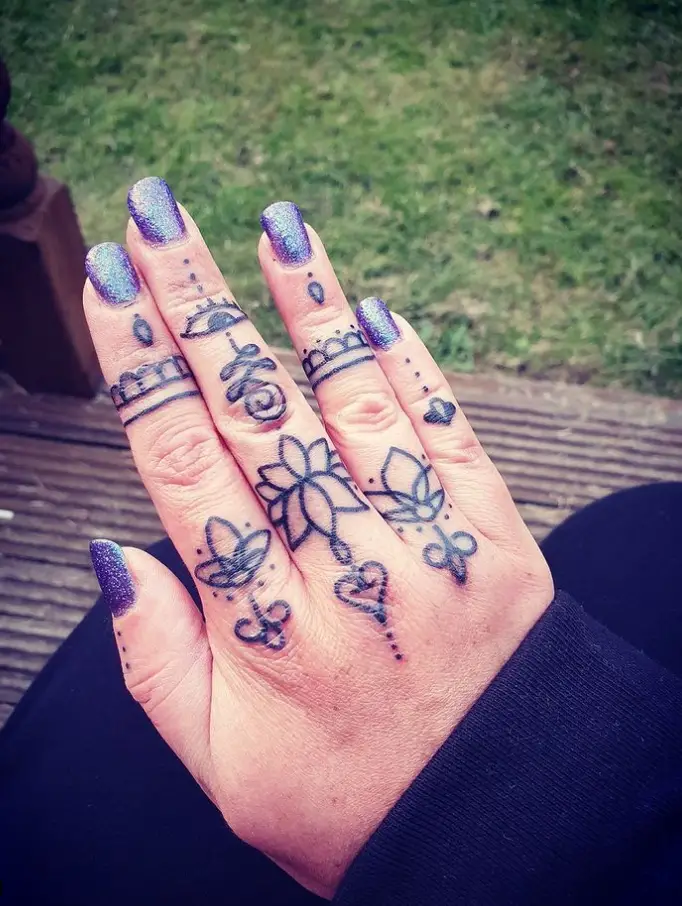 68 Classy and Glorious Finger Tattoos Ideas and Designs for Women - Psycho Tats